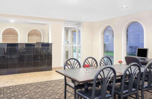 Morton Grove Hotel | Super 8 by Wyndham Morton Grove/Chicago