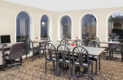 Morton Grove Hotel | Super 8 by Wyndham Morton Grove/Chicago