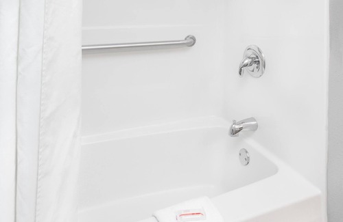 Morton Grove Hotel | Super 8 by Wyndham Morton Grove/Chicago