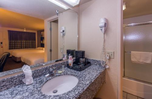 Central Oklahoma City Hotel | Super 8 by Wyndham Oklahoma Airport Fairgrounds West