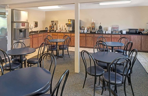 Millard Hotel | Super 8 by Wyndham Omaha I-80 West