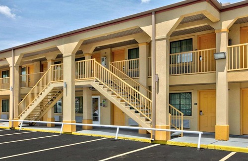 Palestine Hotel | Super 8 by Wyndham Palestine TX