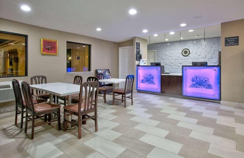 Palestine Hotel | Super 8 by Wyndham Palestine TX