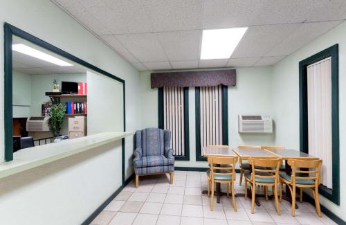 Raton Hotel | Super 8 by Wyndham Raton