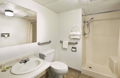 Redfield Hotel | Super 8 by Wyndham Redfield