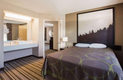 Sevierville Hotel | Super 8 by Wyndham Sevierville Riverside
