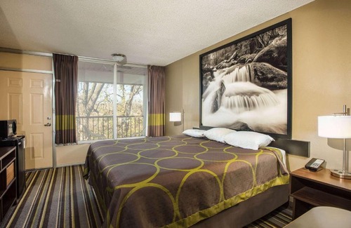 Sevierville Hotel | Super 8 by Wyndham Sevierville Riverside