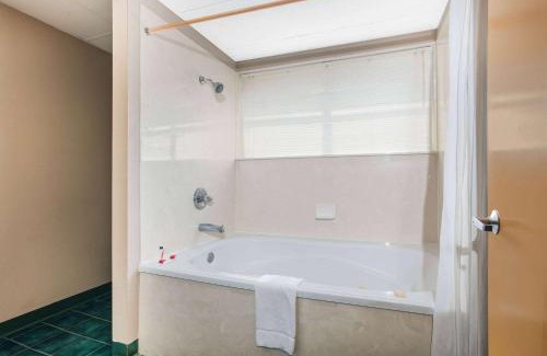 Sevierville Hotel | Super 8 by Wyndham Sevierville Riverside