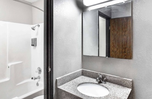 Sherman Hotel | Super 8 by Wyndham Sherman