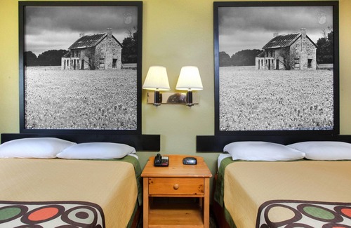 Sherman Hotel | Super 8 by Wyndham Sherman