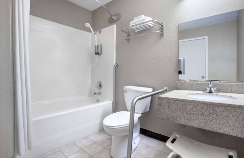 Sherman Hotel | Super 8 by Wyndham Sherman