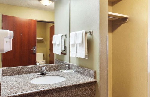 Sulphur Hotel | Super 8 by Wyndham Sulphur