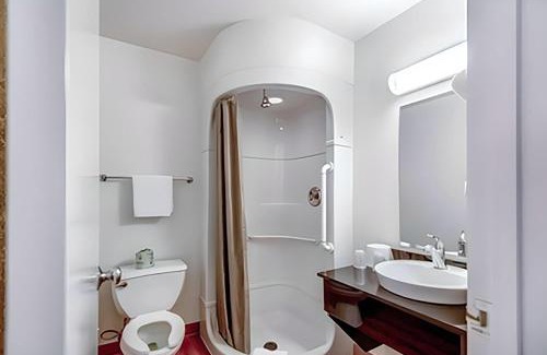 Tracy Hotel | Super 8 by Wyndham Tracy