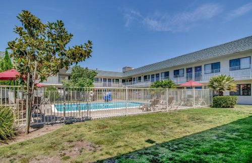 Tracy Hotel | Super 8 by Wyndham Tracy