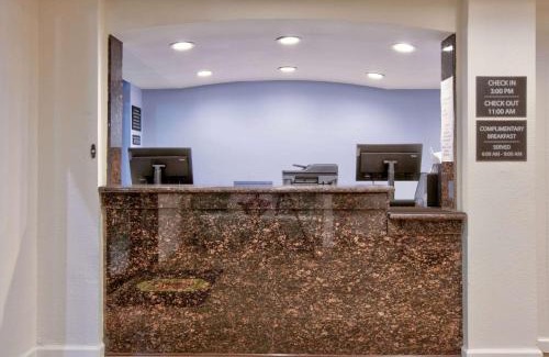 Victoria Hotel | Super 8 by Wyndham Victoria - South - Hwy 59