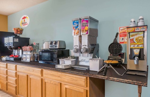 Wa Keeney Hotel | Super 8 by Wyndham Wakeeney