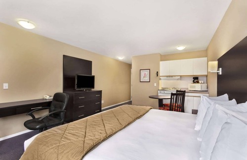 Central Okanagan Hotel | Super 8 by Wyndham West Kelowna BC