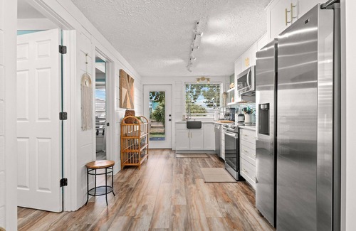 Holiday Beach House | Super Cute 2BR 2BA bungalow