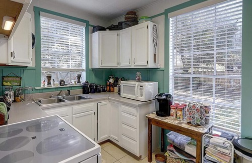 Fulton House | SUPER CUTE! COASTAL BEND COTTAGE! Book now-October, November, December dates!