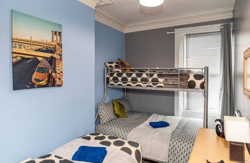 Newcastle-upon-Tyne House | super spacious Large Newcastle Apartment