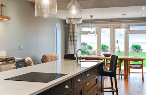 Middleton-on-Sea House | Superb beach house with beautiful garden with hot tub and private beach access