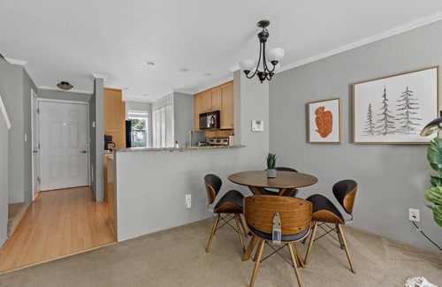 East Lake Hills House | Superb Bellevue 2BR w/Balcony & Lake Views, nr Parks, by Blueground