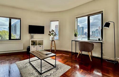 Port Melbourne Apartment | Superb City Views - Apartment, work or just relax!