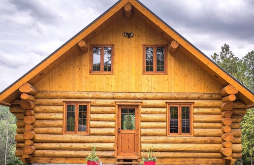 Mauricie Ski Chalet | Superb log cabin with unique scenery and spa!