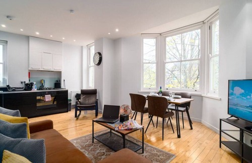 Roath Apartment | Superb Modern 1 Bedroom Apt | Cocoon Dbl Sofa Bed