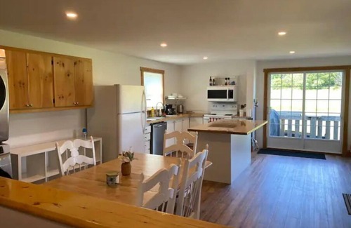 Stanstead Township Ski Chalet | Superb renovated centenary, 3 bedr. AC, 50 arcade 80' games, Netflix.CITQ 304595