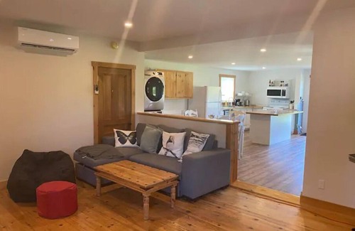 Stanstead Township Ski Chalet | Superb renovated centenary, 3 bedr. AC, 50 arcade 80' games, Netflix.CITQ 304595