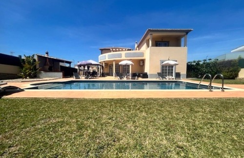Parchal Villa | Superb villa with private pool in residential area close to beaches