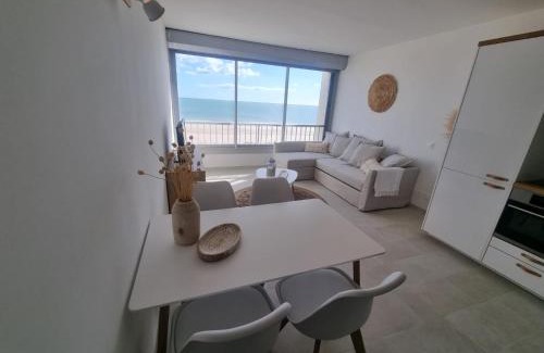 Marseillan Plage Apartment | Superbe Studio Rénové les pieds dans l'eau!