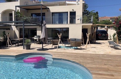 Sanary-sur-Mer Villa | Superbe Villa Avec Piscine en Plein Coeur de Sanary. Tout à Pied