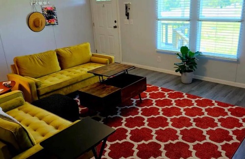 Jefferson House | SuperCool Mid-century Retro, E. Texas Starry Skies