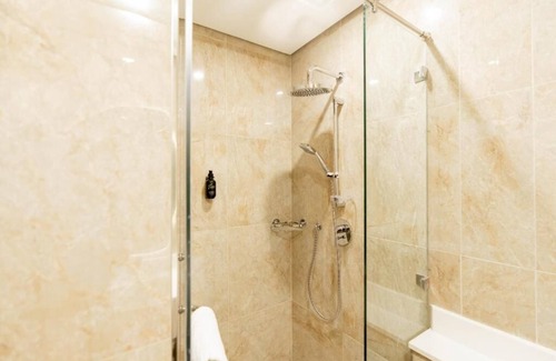 Dubai Apartment | Superior King Room Near Al Furjan Metro