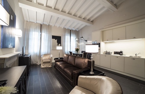 Santa Maria Novella Apartment | SUPERIOR Ognissanti Suite