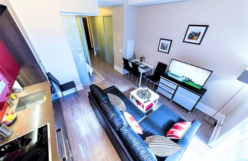 Toronto Entertainment District Condo | Superior Suite CN Tower, Metro Convention & Rogers Center