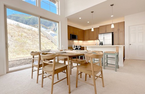 Makaha Valley House | Support LOCAL: NEW! Makaha Valley Home