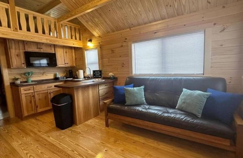 Holly Ridge Cabin | Surf City Family Getaway | Cabin w/Loft & Pets OK