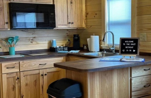 Holly Ridge Cabin | Surf City Family Getaway | Cabin w/Loft & Pets OK