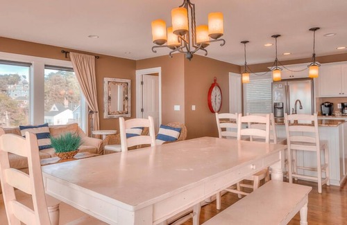 Lincoln City House | Surfer's View - New Custom Built Ocean Front Home with Ocean View Hot Tub