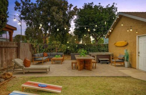 Franklin House | Surfers Dreams - 5min Drive to Beach with PoolTable