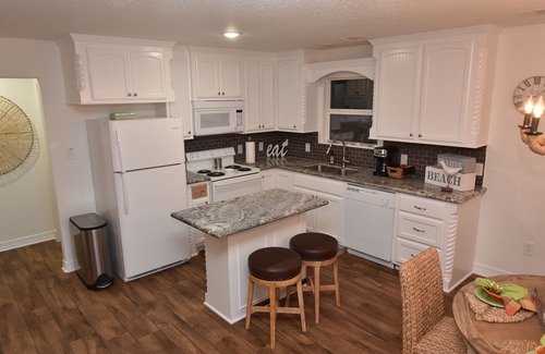 Surfside Beach House | Surfside 3BR Beach BungalowOcean&Bay Views,stepsfromtheOcean! Snow Birds Welcom