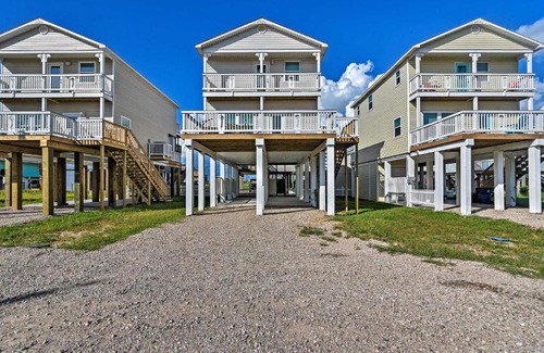 Surfside Beach House | Surfside Beach House with Balcony and Ocean Views!