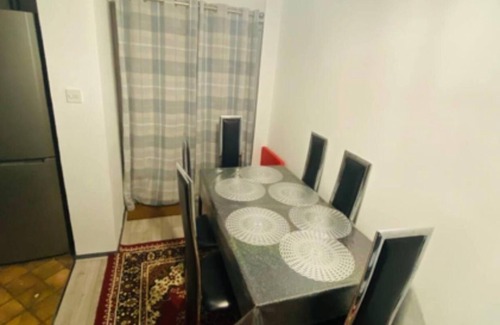 Aldershot House | Surrey Hills Retreat - 2 Bed - Easy Access to Central London