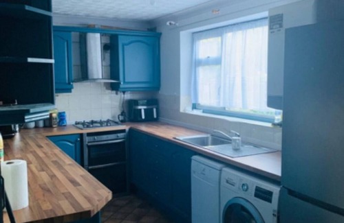 Aldershot House | Surrey Hills Retreat - 2 Bed - Easy Access to Central London