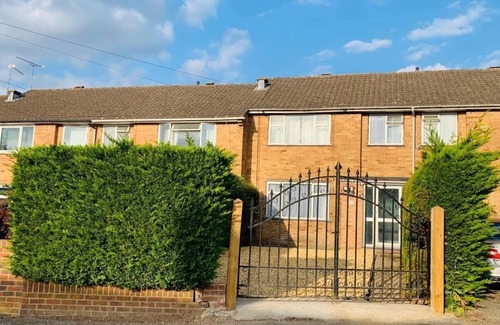 Aldershot House | Surrey Hills Retreat - 2 Bed - Easy Access to Central London