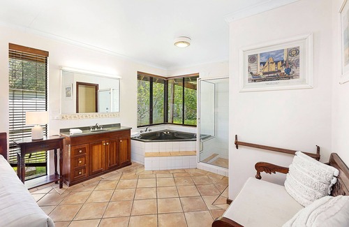 Eagle Bay House | Surrounded by the South West’s most popular beaches.