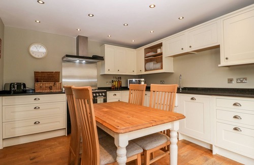 Weston-super-Mare Cottage | SUTHERLAND BARN, pet friendly, character holiday cottage in Hutton